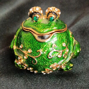 Frog bejeweled trinket holder. Ring holder. 2 inches tall. F25​​​​